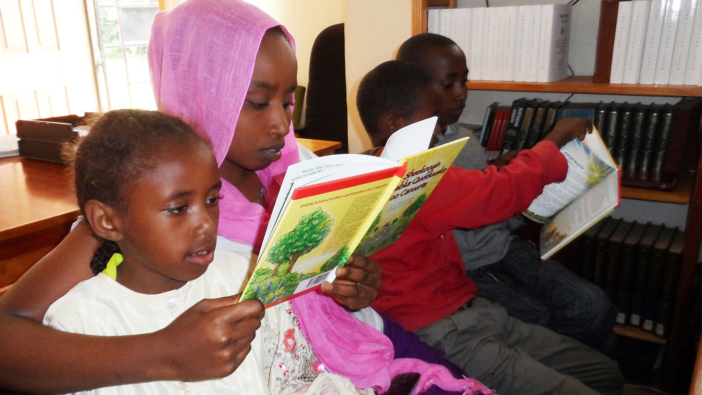 Somalia Sisters Reading
