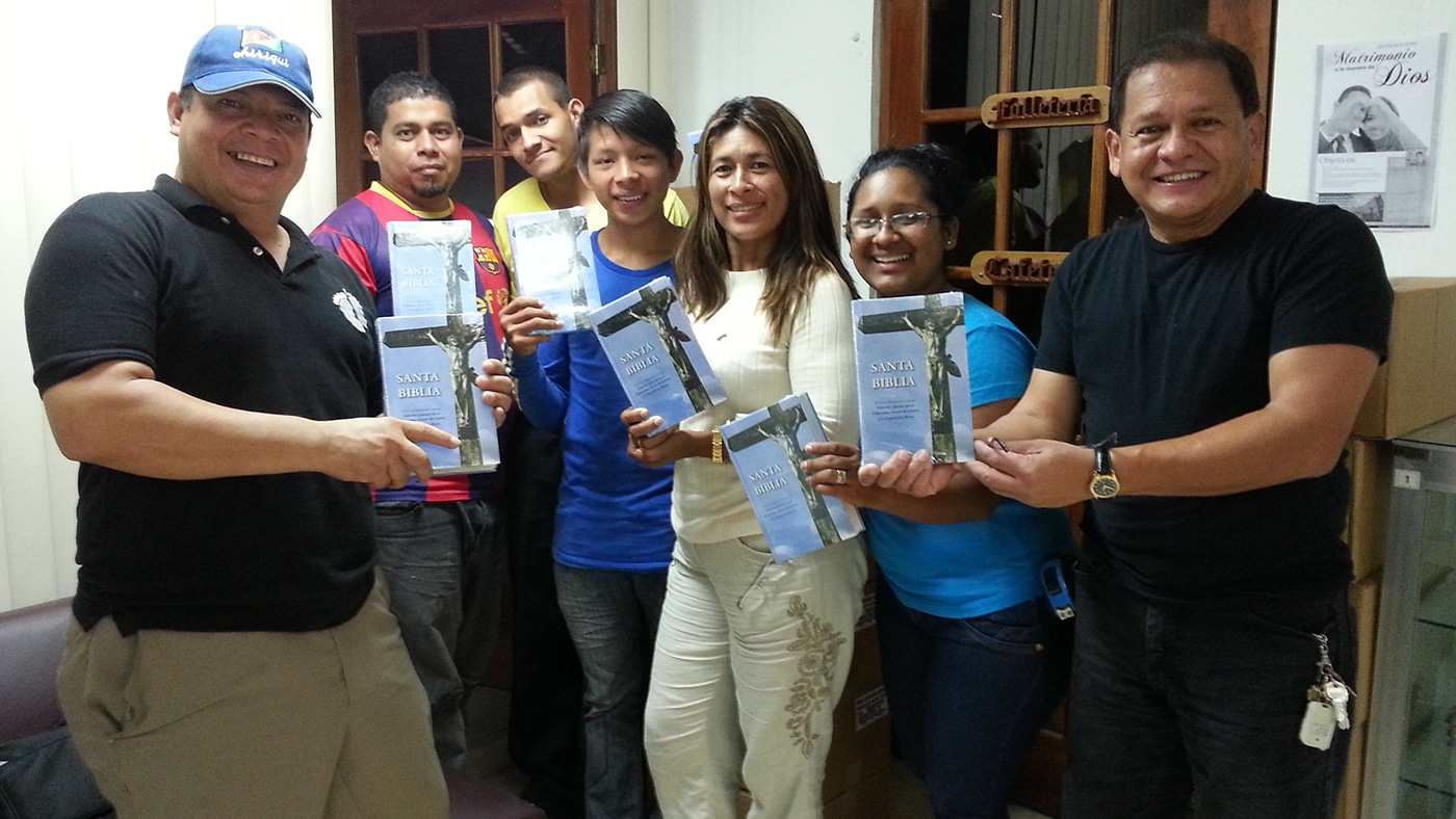 Panama group of people holding Spanish Bibles