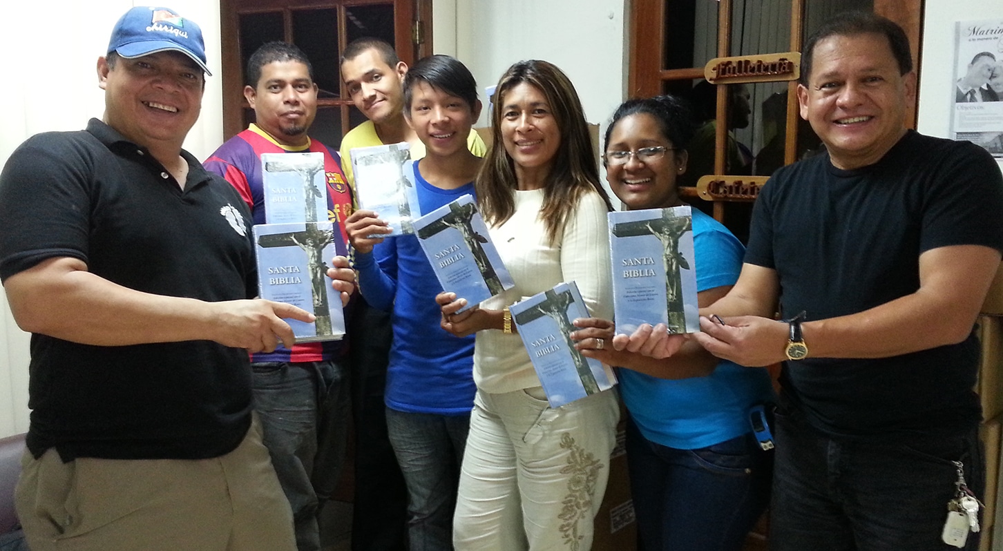 Group of people in Panama holding copies of the Spanish Bible with Small Catechism